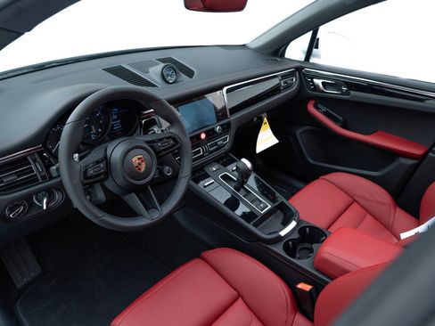 Certified 2025 Porsche Macan image 4