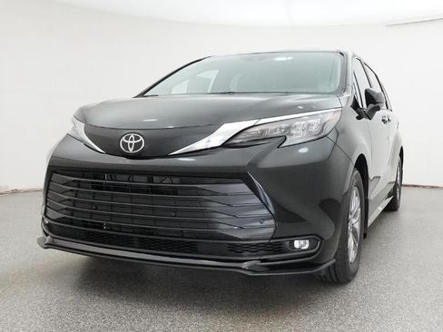 New 2026 Toyota Sienna XLE FWD image 32