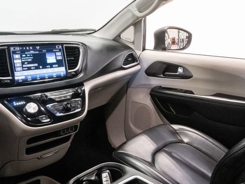 Used 2023 Chrysler Pacifica Touring-L FWD image 11