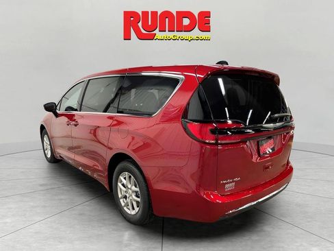 New 2026 Chrysler Pacifica Select image 3