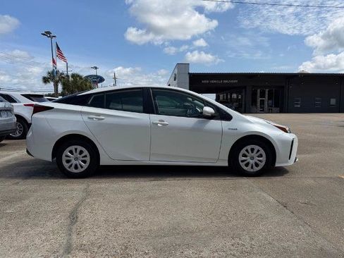 Used 2020 Toyota Prius L Eco FWD image 2