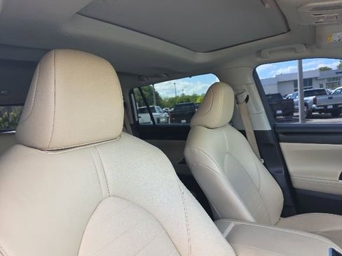Used 2023 Toyota Highlander XLE FWD image 10