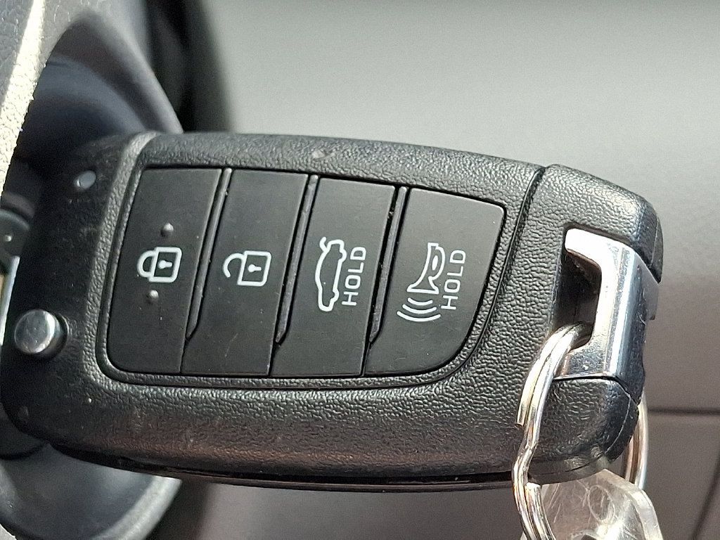 Used 2024 Hyundai Elantra SE FWD image 23