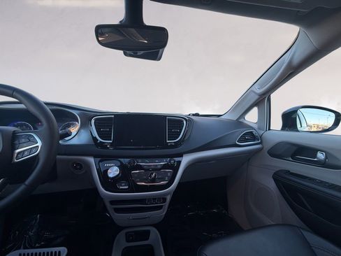 Used 2024 Chrysler Pacifica Touring-L image 12
