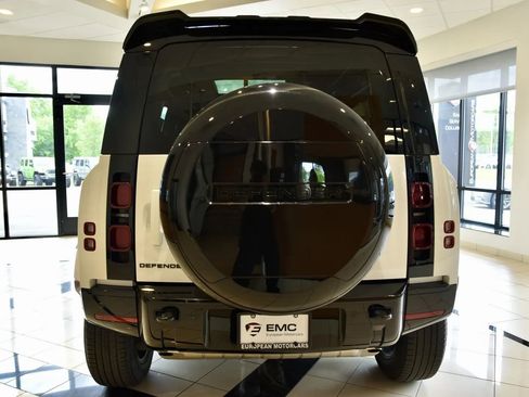 Used 2024 Land Rover Defender 110 X-Dynamic SE AWD/4WD image 5