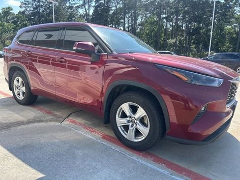 Used 2022 Toyota Highlander LE AWD/4WD image 3
