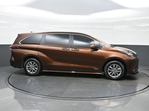 Used 2021 Toyota Sienna XLE FWD image 7