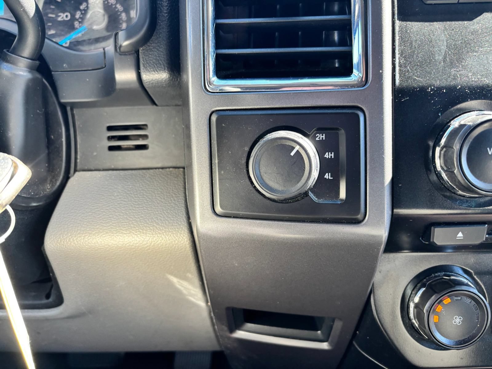 Used 2016 Ford F150 XLT AWD/4WD image 24
