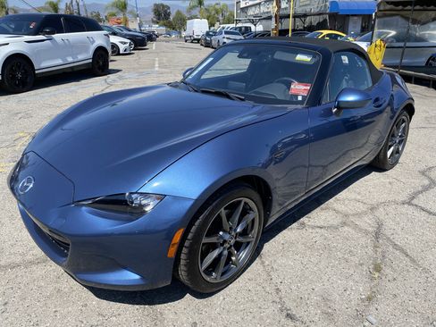 Used 2019 MAZDA MX-5 Miata Grand Touring w/ GT-S Package RWD image 2