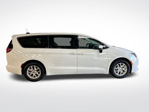 Used 2023 Chrysler Voyager LX FWD image 7
