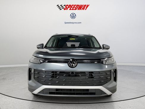 New 2025 Volkswagen Tiguan SE image 2