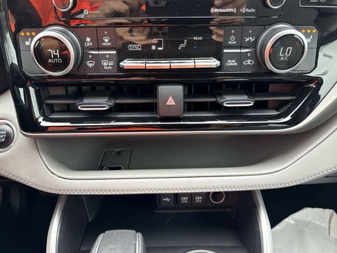 Used 2021 Toyota Highlander XLE FWD image 17
