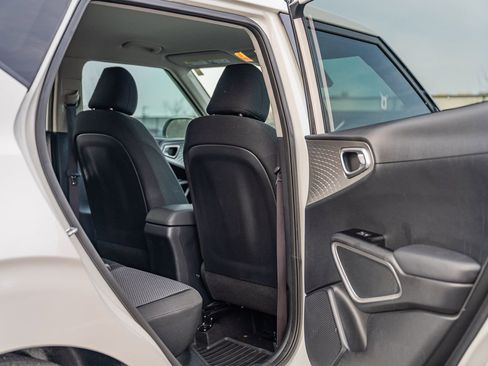 Used 2023 Kia Soul LX w/ LX Technology Package image 15