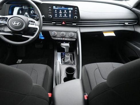 Certified 2025 Hyundai Elantra SE image 12