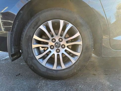 Used 2019 Toyota Sienna XLE image 17