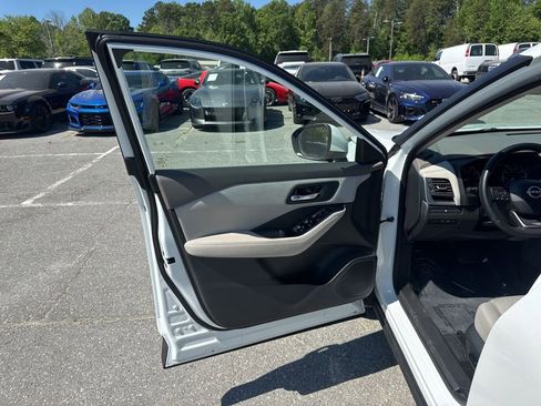 Used 2025 Nissan Rogue SV FWD image 23