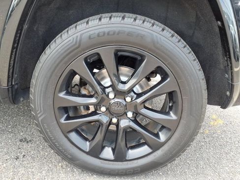 Used 2018 Jeep Grand Cherokee Altitude AWD/4WD image 17