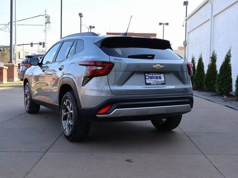 Used 2025 Chevrolet Trax LT FWD image 6