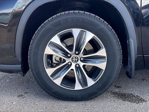 Used 2024 Toyota Highlander XLE image 9