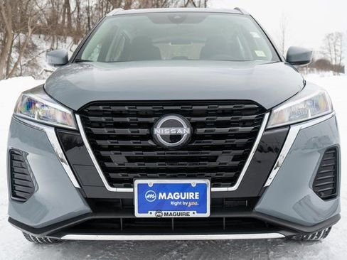 Used 2023 Nissan Kicks SV image 3