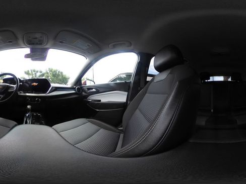 Used 2025 Chevrolet Trax LT w/ LT Convenience Package FWD image 37