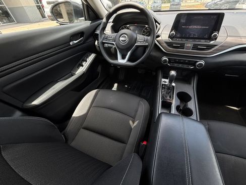 Used 2025 Nissan Altima 2.5 SV FWD image 35