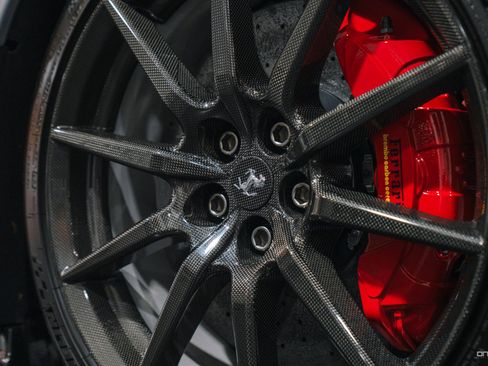 Used 2022 Ferrari SF90 Spider image 3