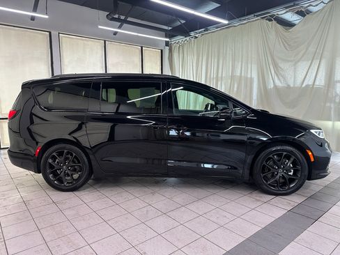 Used 2026 Chrysler Pacifica Limited w/ S Appearance Package FWD image 3