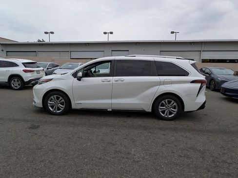 Used 2021 Toyota Sienna Platinum image 8
