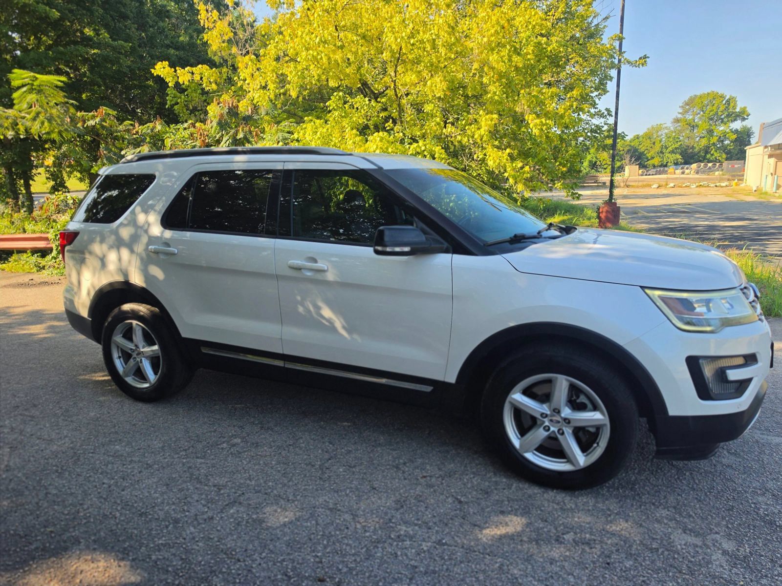Used 2016 Ford Explorer XLT w/ Equipment Group 202A AWD/4WD image 6