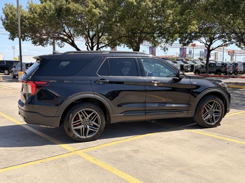 Used 2025 Ford Explorer ST-Line w/ ST-Line Street Pack AWD/4WD image 3