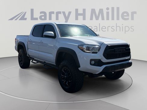 Used 2017 Toyota Tacoma TRD Off-Road w/ Premium & Technology Package AWD/4WD image 7