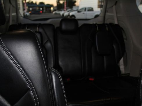 Used 2023 Chrysler Pacifica Touring-L image 17