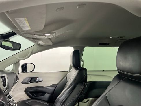 Used 2024 Chrysler Pacifica Touring-L image 22