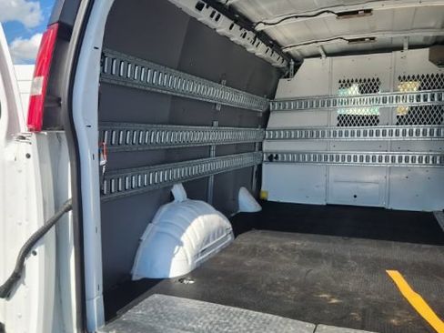 Used 2017 Chevrolet Express 2500 RWD image 5
