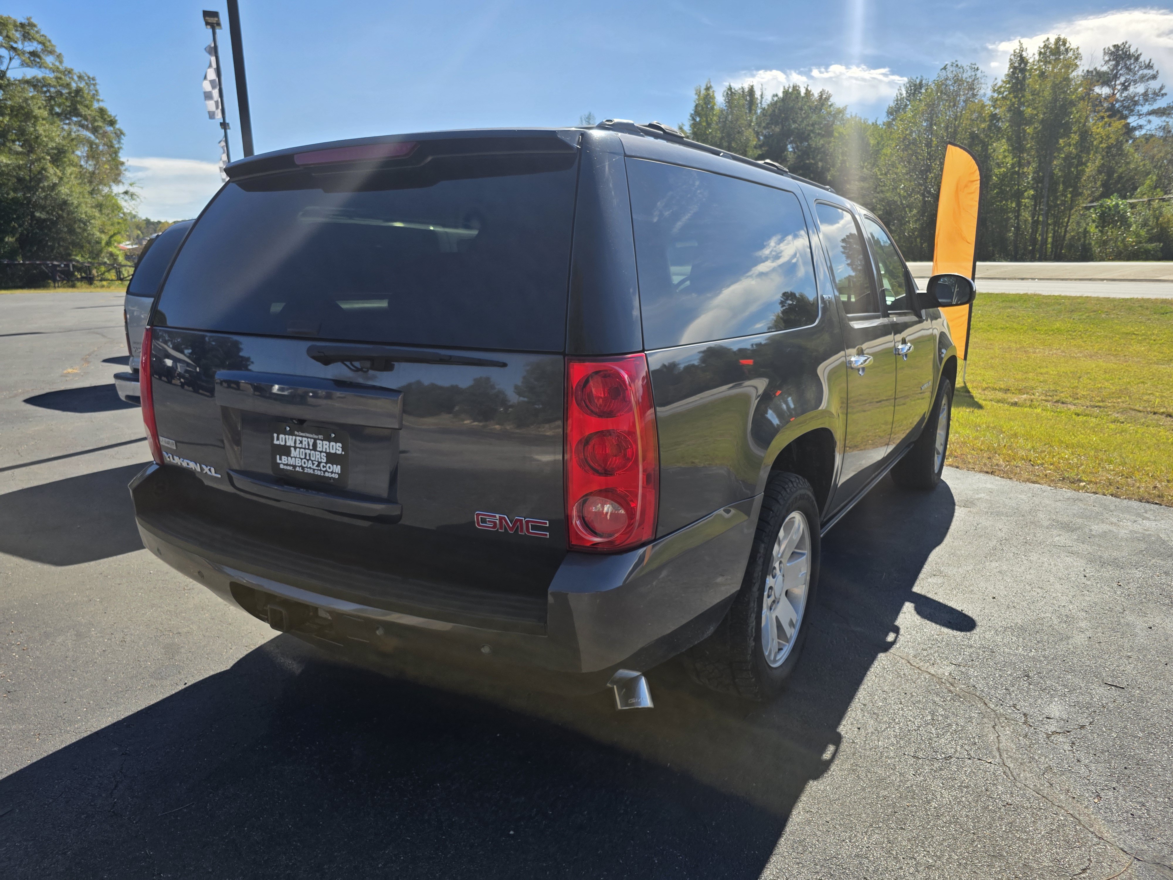 Used 2011 GMC Yukon XL SLT w/ SLT Chrome Package AWD/4WD image 6