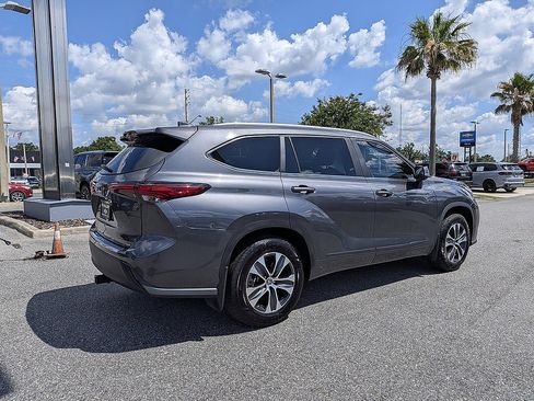 Used 2023 Toyota Highlander XLE FWD image 3