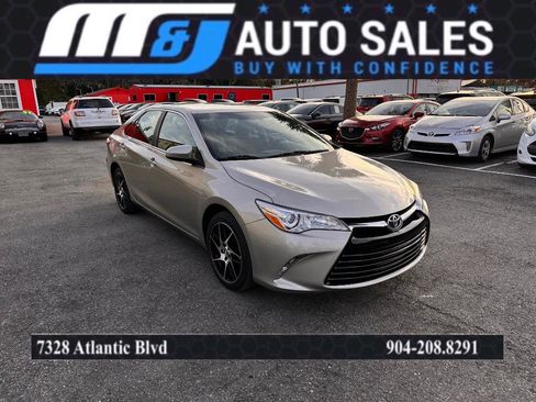 Used 2015 Toyota Camry LE image 1