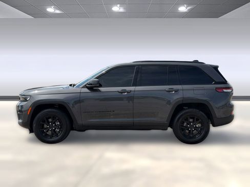 Used 2025 Jeep Grand Cherokee Altitude RWD image 2