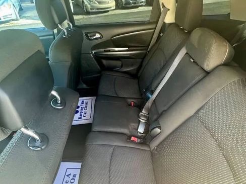 Used 2017 Dodge Journey SE w/ Flexible Seating Group image 9