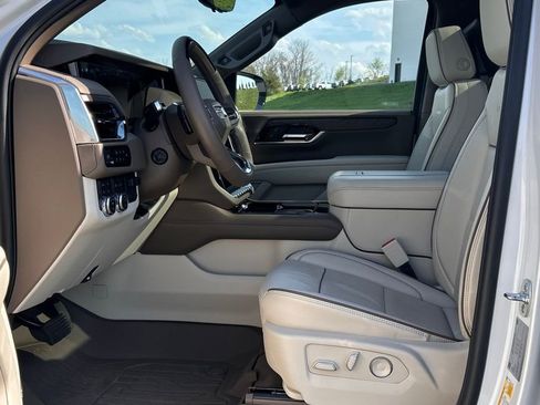 Used 2025 GMC Yukon Denali w/ Denali Reserve Package image 17