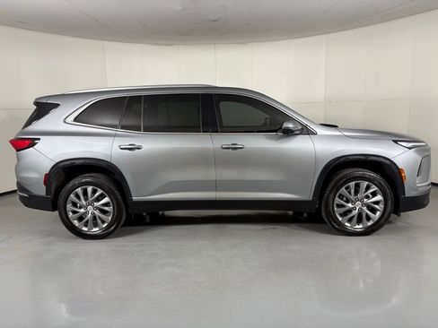 Used 2025 Buick Enclave Preferred FWD image 9