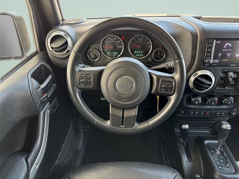 Used 2018 Jeep Wrangler Unlimited Sahara w/ Connectivity Group AWD/4WD image 24