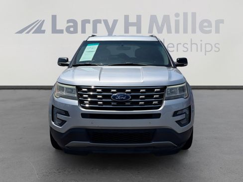 Used 2017 Ford Explorer XLT w/ Equipment Group 202A FWD image 8
