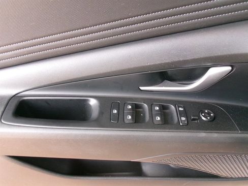 Used 2022 Hyundai Elantra Limited image 11