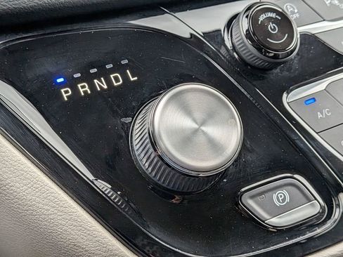 Used 2023 Chrysler Pacifica Touring-L image 15