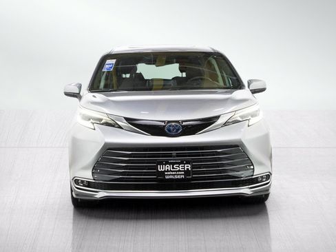 Used 2024 Toyota Sienna Platinum AWD/4WD image 8