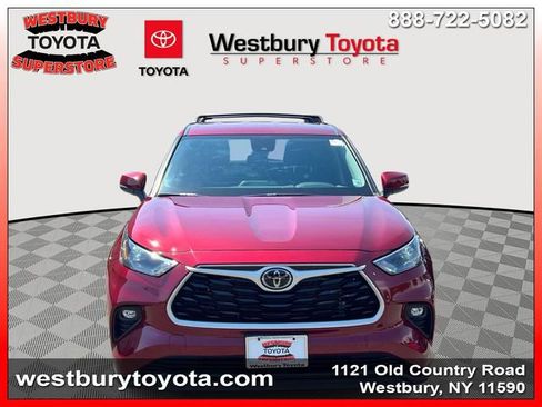 Used 2023 Toyota Highlander LE AWD/4WD image 3