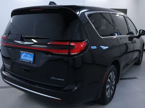 Used 2023 Chrysler Pacifica Touring-L image 7