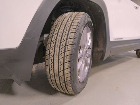 Used 2024 GMC Terrain SLT image 41